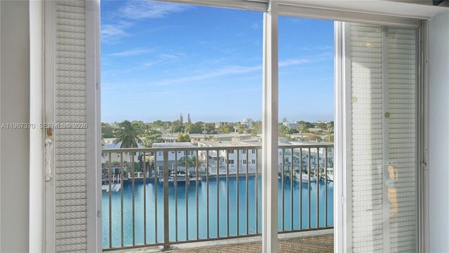 8024 Tatum Waterway Dr 5D, Miami Beach, FL 33141