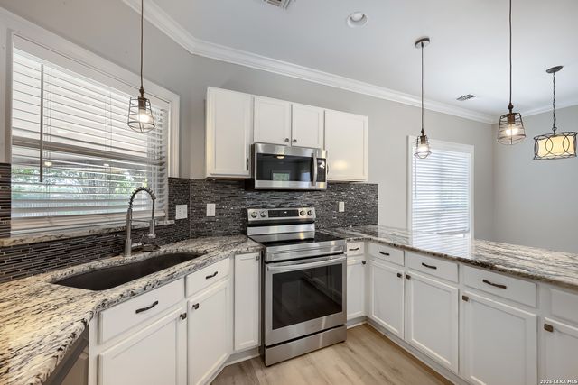8103 Heritage Park Dr, San Antonio, TX 78240