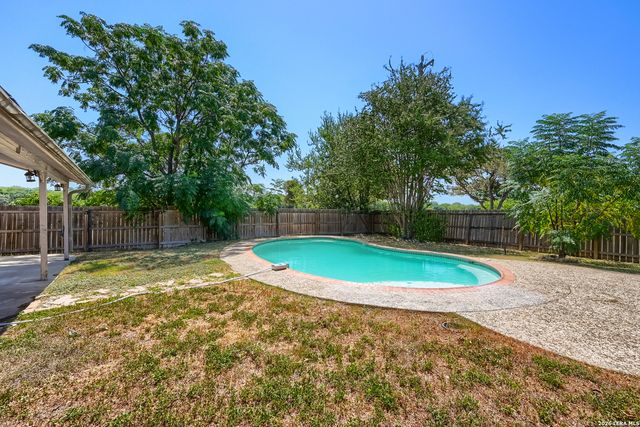 8103 Heritage Park Dr, San Antonio, TX 78240
