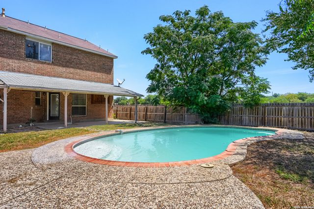 8103 Heritage Park Dr, San Antonio, TX 78240