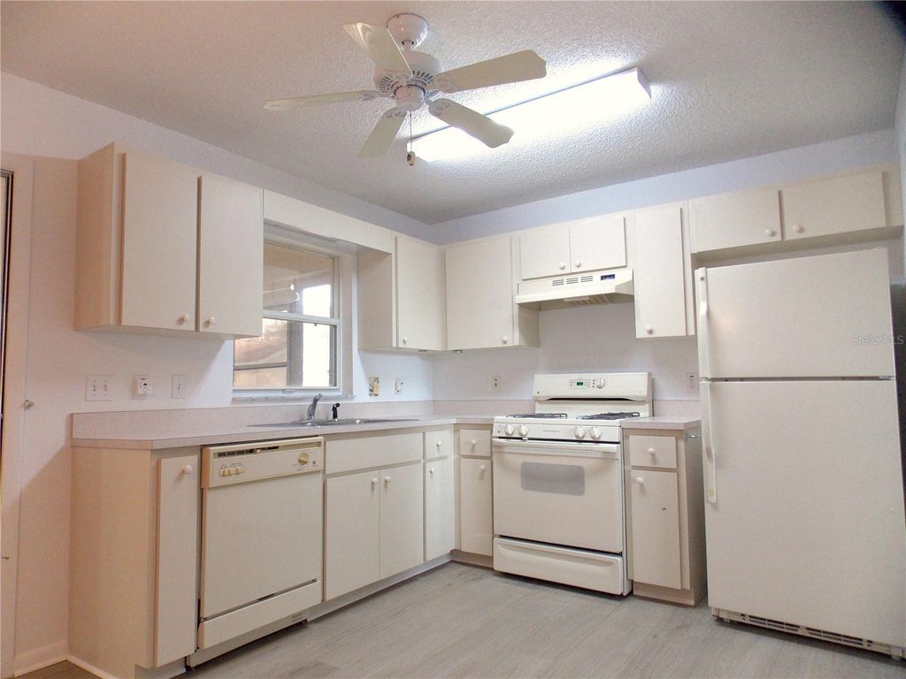 Image 8 of property listing at 9859 SW 97TH LANE, Ocala, FL 34481