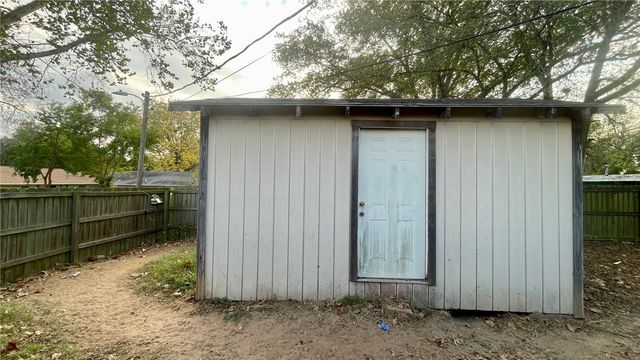 902 South Easterwood Street, Hearne, TX 77859