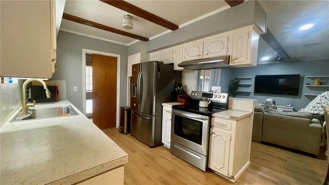 902 South Easterwood Street, Hearne, TX 77859