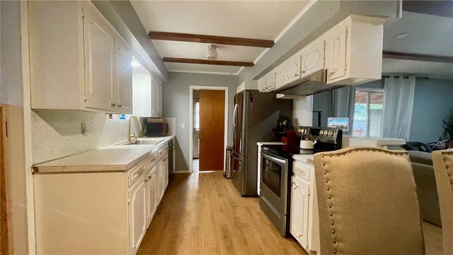 902 South Easterwood Street, Hearne, TX 77859