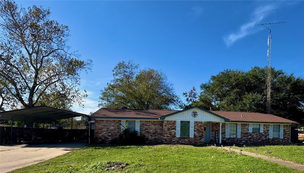 902 South Easterwood Street, Hearne, TX 77859