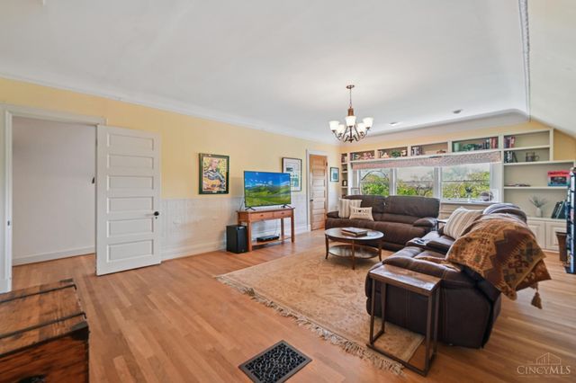 835 Ivy Avenue, Glendale, OH 45246