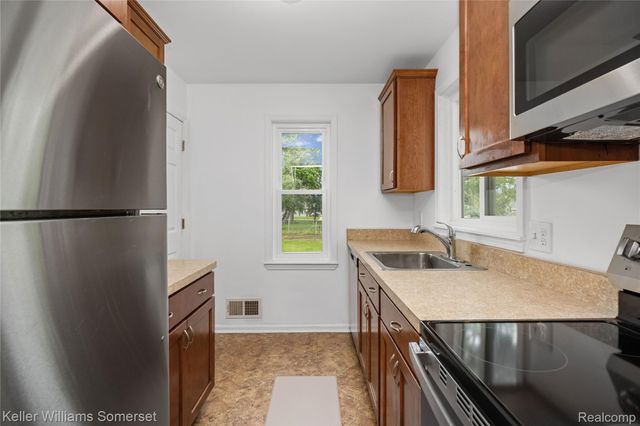 90 Tacoma Drive, Troy, MI 48084
