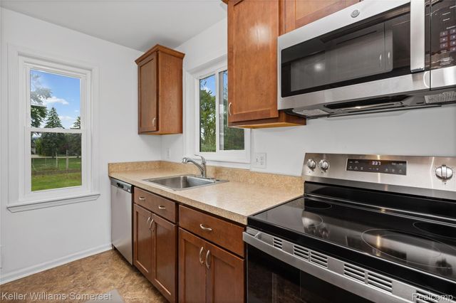 90 Tacoma Drive, Troy, MI 48084