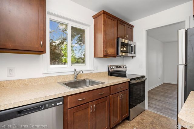 90 Tacoma Drive, Troy, MI 48084