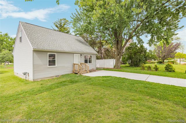 90 Tacoma Drive, Troy, MI 48084
