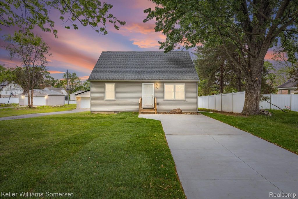 90 Tacoma Drive, Troy, MI 48084