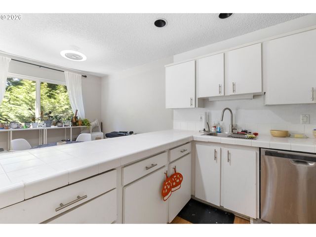 3882 BOTTICELLI St, Lake Oswego, OR 97035