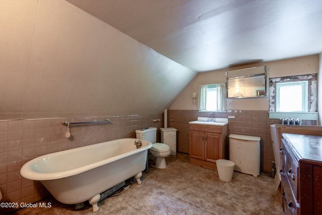 208 E 4th Avenue, Johnstown, NY 12095
