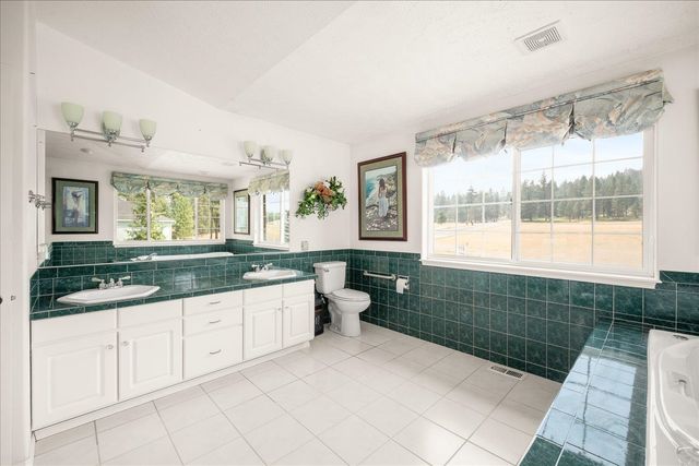 29414 N Selkirk View Dr, Chattaroy, WA 99003