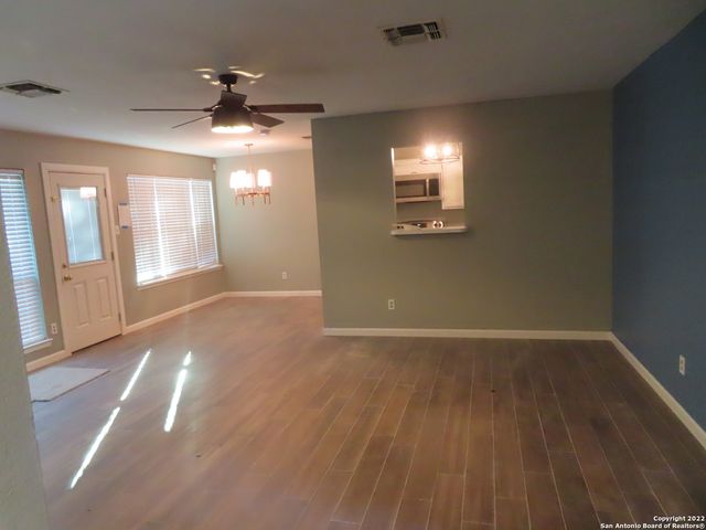9450 Cliff Way St., San Antonio, TX 78250