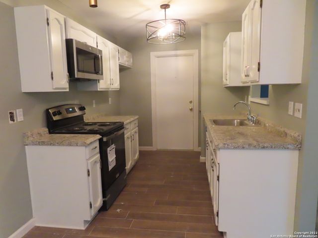 9450 Cliff Way St., San Antonio, TX 78250