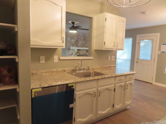 9450 Cliff Way St., San Antonio, TX 78250