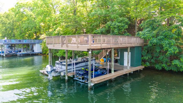 1359 Nicholas LN, Moneta, VA 24121