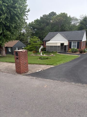 1735 Merritt Dr, Clarksville, TN 37043