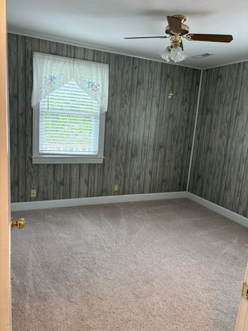 1735 Merritt Dr, Clarksville, TN 37043