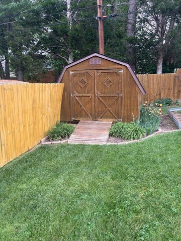 1735 Merritt Dr, Clarksville, TN 37043