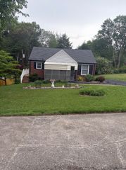 1735 Merritt Dr, Clarksville, TN 37043