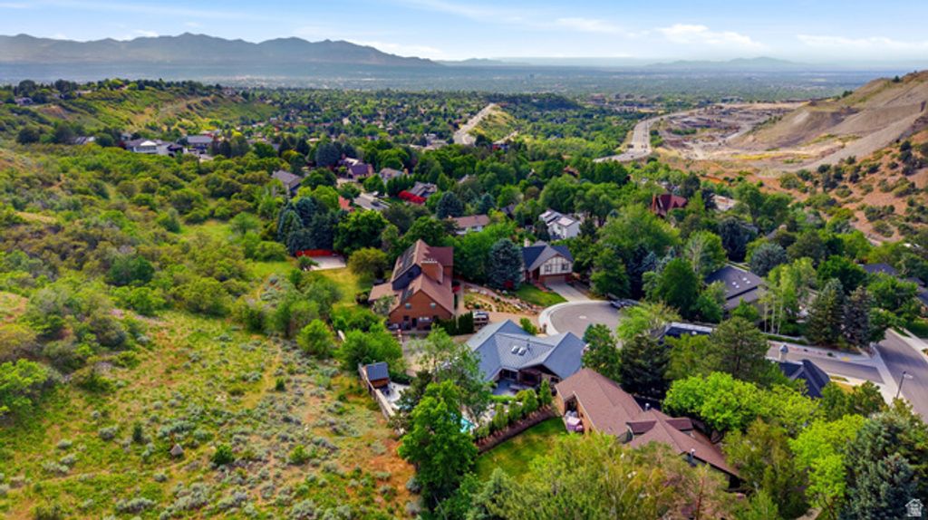 Image 11 of property listing at 7379 S SILVER KING CIR, Cottonwood Heights, UT 84121