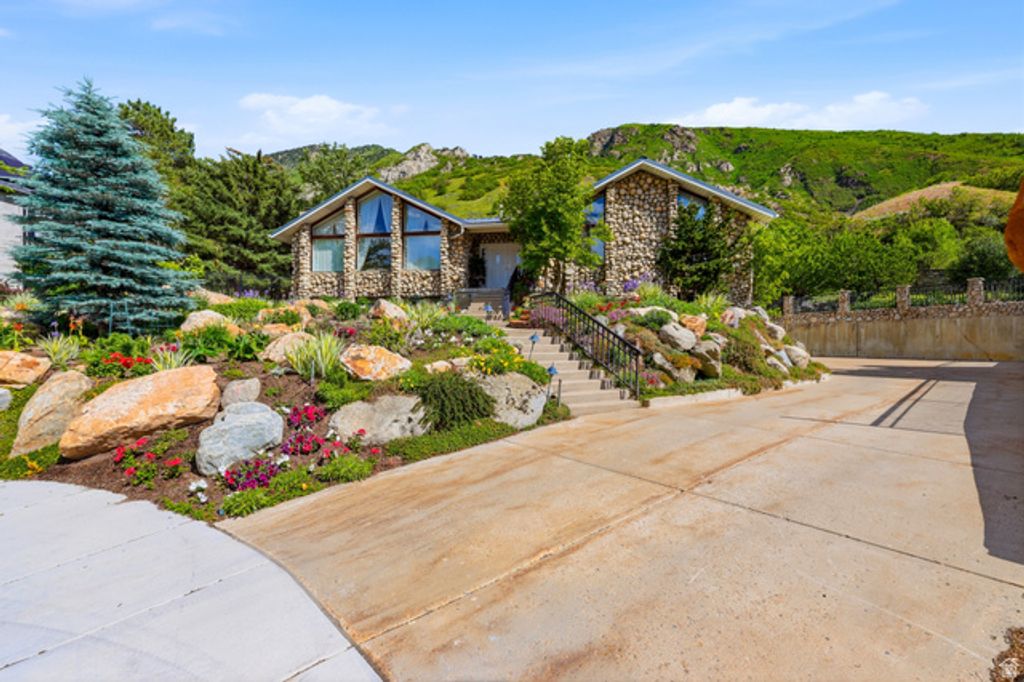 Image 15 of property listing at 7379 S SILVER KING CIR, Cottonwood Heights, UT 84121