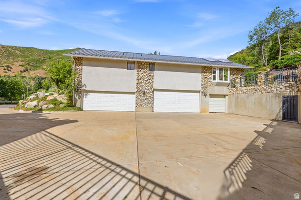 Image 19 of property listing at 7379 S SILVER KING CIR, Cottonwood Heights, UT 84121
