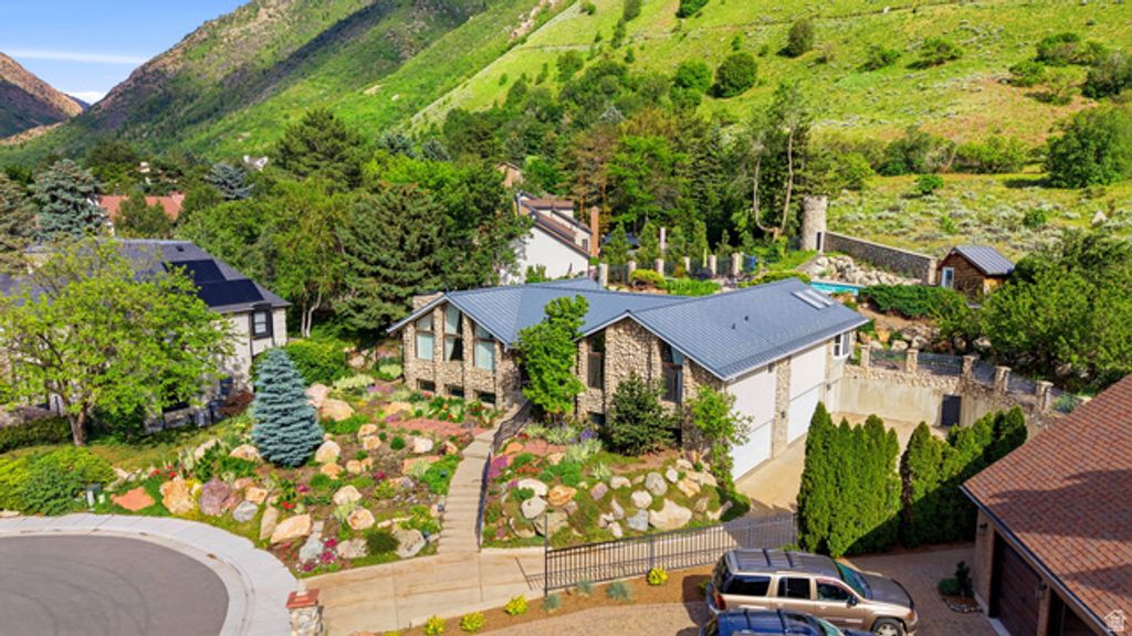 Image 4 of property listing at 7379 S SILVER KING CIR, Cottonwood Heights, UT 84121