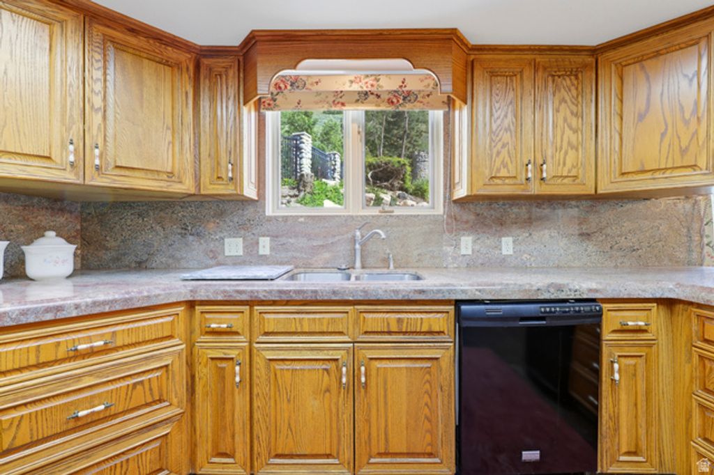Image 36 of property listing at 7379 S SILVER KING CIR, Cottonwood Heights, UT 84121