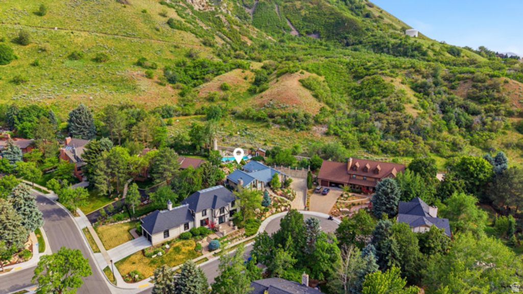 Image 6 of property listing at 7379 S SILVER KING CIR, Cottonwood Heights, UT 84121