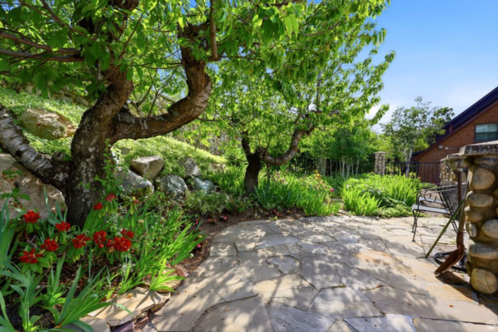 Image 64 of property listing at 7379 S SILVER KING CIR, Cottonwood Heights, UT 84121
