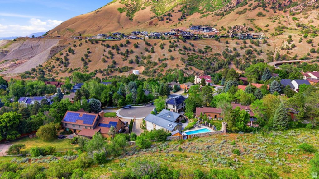 Image 9 of property listing at 7379 S SILVER KING CIR, Cottonwood Heights, UT 84121