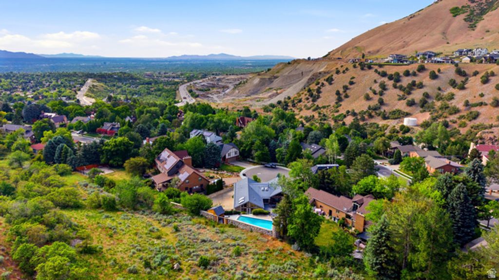 Image 10 of property listing at 7379 S SILVER KING CIR, Cottonwood Heights, UT 84121