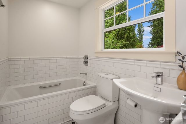 4712 90th Avenue SE, Mercer Island, WA 98040