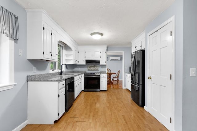 11 Lantern Ln, Plymouth, MA 02360