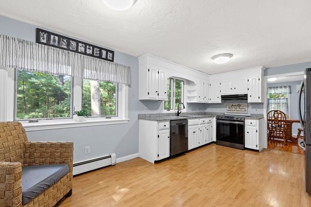 11 Lantern Ln, Plymouth, MA 02360