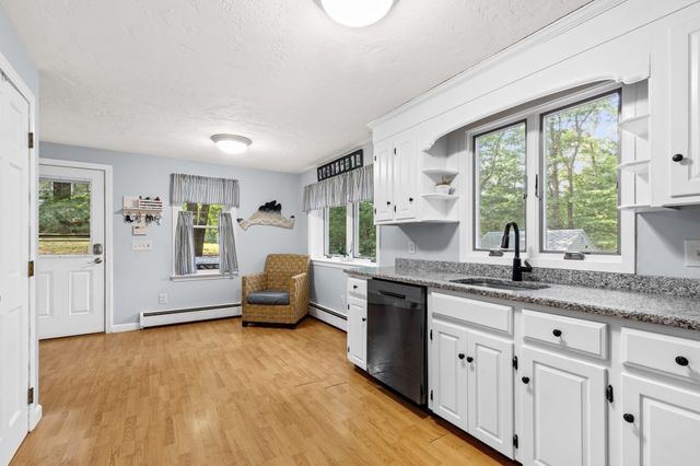 11 Lantern Ln, Plymouth, MA 02360