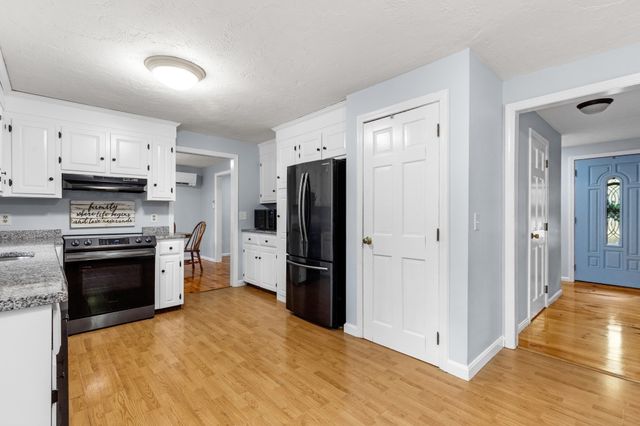 11 Lantern Ln, Plymouth, MA 02360