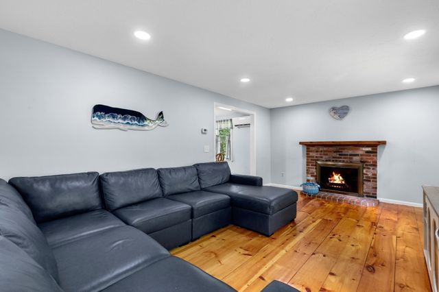 11 Lantern Ln, Plymouth, MA 02360