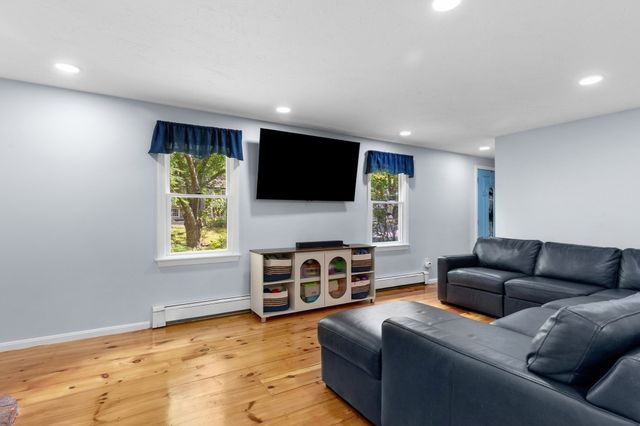11 Lantern Ln, Plymouth, MA 02360