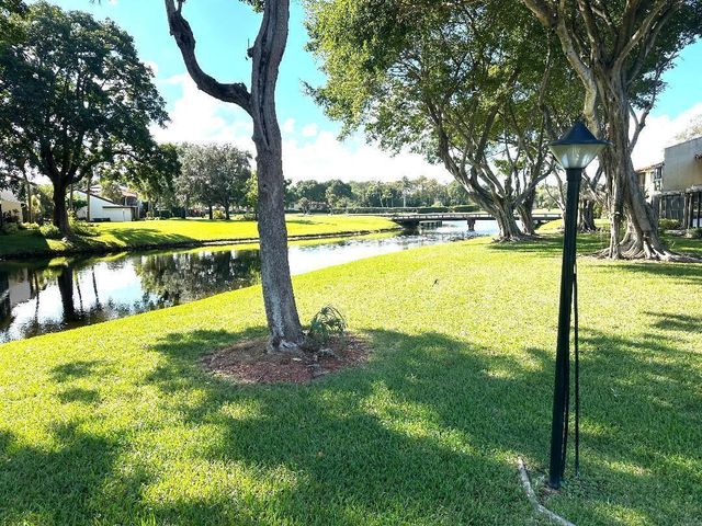 8305 Casa Del Lago E, Boca Raton, FL 33433