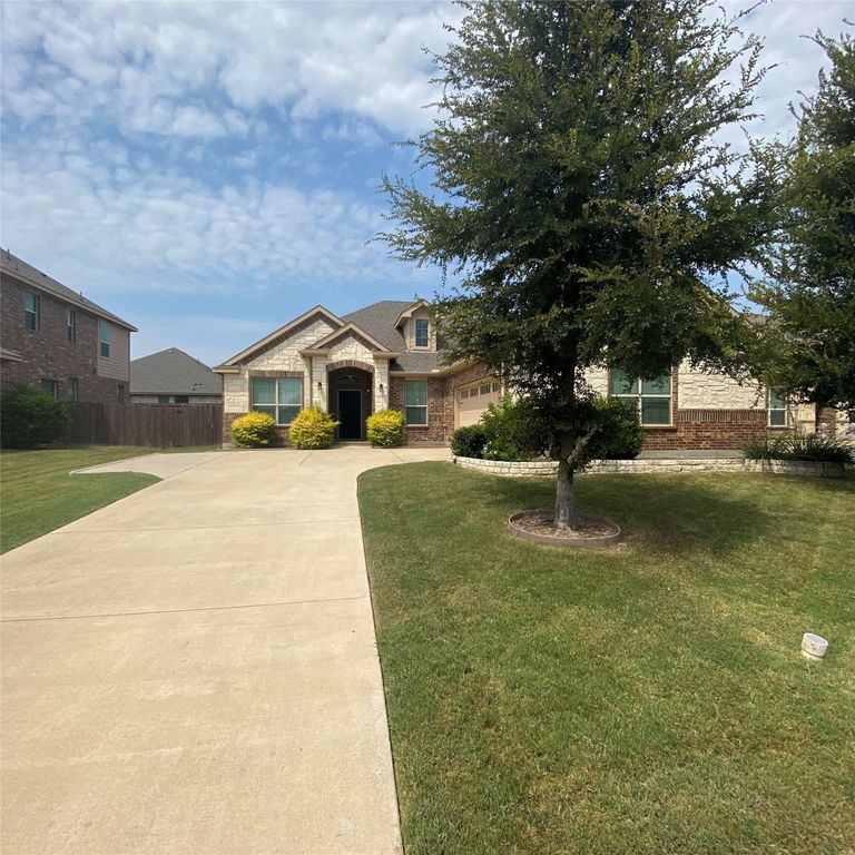 527 Golden Bell Drive, Glenn Heights, TX 75154