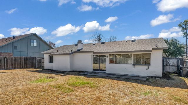 211 Pebblebrook Street, Arlington, TX 76014