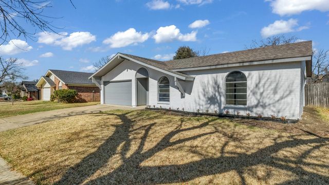 211 Pebblebrook Street, Arlington, TX 76014