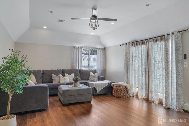 28 Colton Road, Edison, NJ 08817