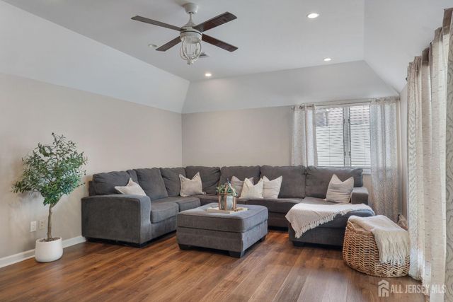28 Colton Road, Edison, NJ 08817