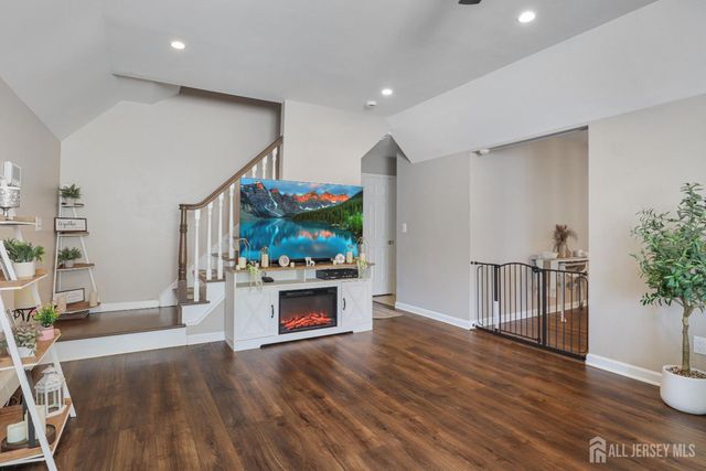 28 Colton Road, Edison, NJ 08817
