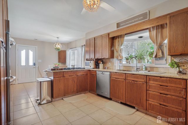28 Colton Road, Edison, NJ 08817